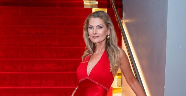 Martina Kaiser im roten Kleid – die Sängerin sorgt mit ihren Fotos auf Instagram regelmäßig für Aufmerksamkeit.