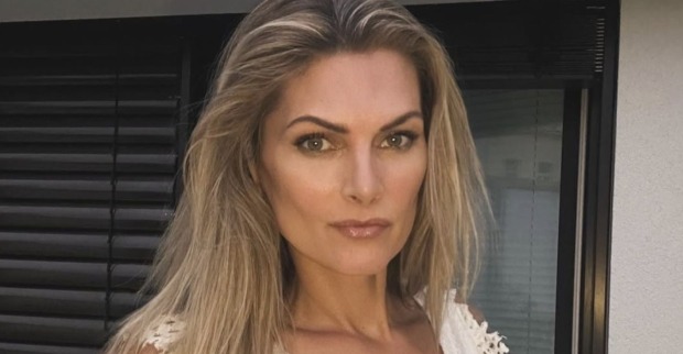 Martina Kaiser mit langen blonden Haaren und weißem Oberteil. Die ehemalige ORF-Lottofee reagiert auf Instagram auf einen kritischen Kommentar.