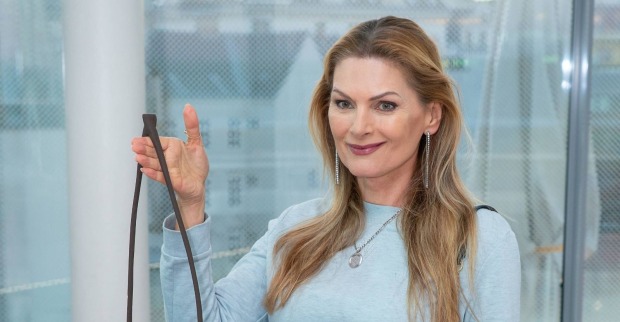 Martina Kaiser lässt sich von frechen Kommentaren zu ihrem Job nicht aus der Ruhe bringen und kontert auf Instagram mit Humor: „Immer diese Neider.“