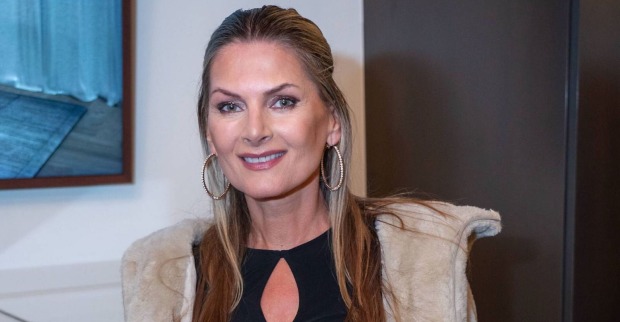 Martina Kaiser lächelt in die Kamera. Auf Instagram überrascht die Sängerin mit einem vermeintlich neuen Look und roten Haaren.