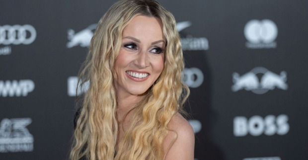 Schlagersängerin Melissa Naschenweng lächelt mit langen blonden Haaren bei einem Event. Auf Instagram freut sie sich über Kälbchen Emma.