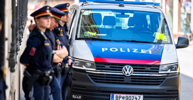 Eine 14-Jährige soll den Lenker später mit einem Messer bedroht haben.