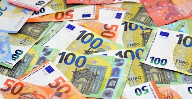 Zwischen Juli und Dezember 2026 können bis zu 500 Euro Mitarbeiterprämie lohnsteuerfrei ausbezahlt werden.