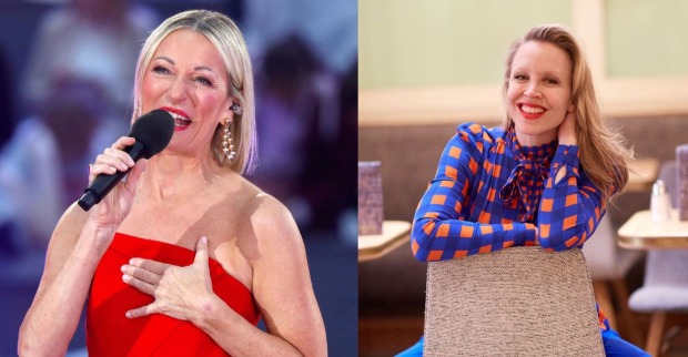 Monika Gruber im roten Kleid mit Mikrofon und Nina Proll im blau-orange karierten Outfit. Die beiden kündigen einen gemeinsamen Auftritt bei ServusTV an.