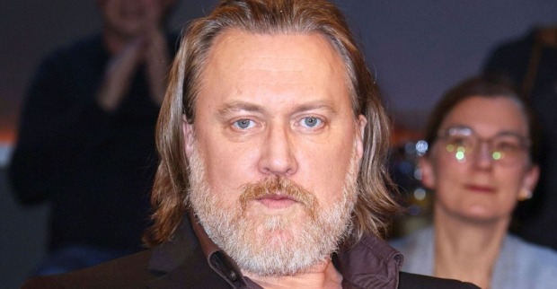 Nicholas Ofczarek mit langen Haaren und grauem Bart bei einer Veranstaltung. Der österreichische Schauspieler spricht erstmals offen über seine Multiple-Sklerose-Erkrankung (MS).