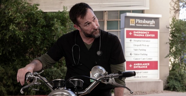 Noah Wyle in seiner Rolle als Dr. Michael „Robby“ Robinavitchin The Pitt auf einem Motorrad