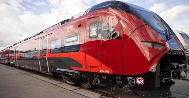ÖBB Railjet steht in einer Werkstätte in Österreich