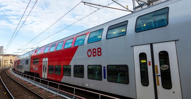 ÖBB-Zug unter Oberleitungen – die ÖBB warnen auf der steirischen Westbahnstrecke vor Lebensgefahr durch Hochspannung.