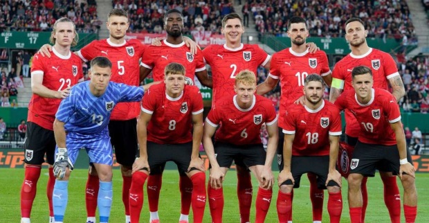 Österreichische Fußball-Nationalmannschaft beim Mannschaftsfoto vor einem Länderspiel. Elf ÖFB-Spieler posieren gemeinsam in roten Trikots auf dem Spielfeld.