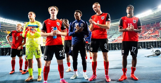 Österreichische Fußballspieler auf dem Fußballplatz.