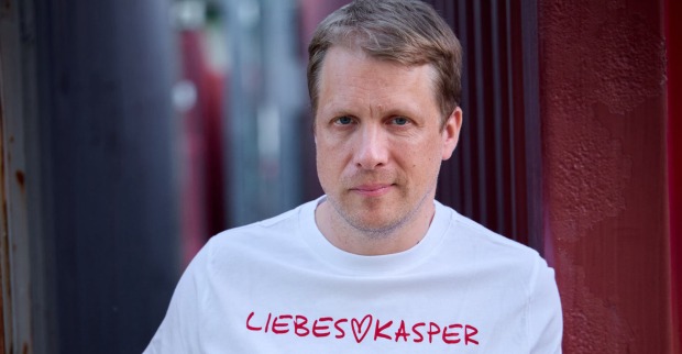 Oliver Pocher in einem weißen Shirt, er er ist der Ex-Mann von Amira Aly.