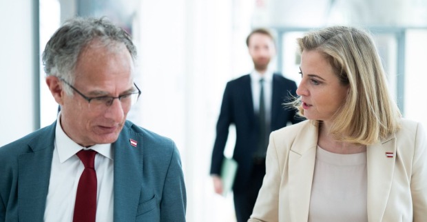 Finanzminister Markus Marterbauer und NEOS-Chefin Beate Meinl-Reisinger im Gespräch. Zwischen SPÖ und NEOS gibt es Streit über die Paketsteuer in Österreich.