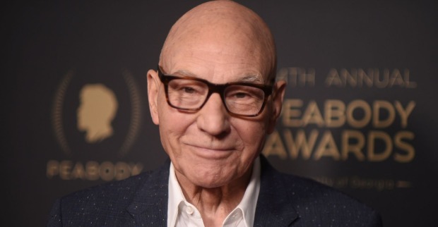 Schauspieler Patrick Stewart mit schwarzer Brille und dunklem Sakko bei den Peabody Awards. Er starb im Alter von 86 Jahren.