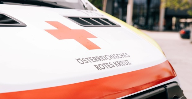 Einsatzfahrzeug des Österreichischen Roten Kreuzes als Symbolbild für den schweren Unfall eines 17-Jährigen in Rangersdorf.