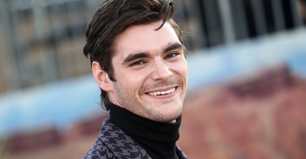 Schauspieler RJ Mitte, bekannt als Walter White Jr. aus „Breaking Bad“, lächelt bei einem öffentlichen Auftritt in die Kamera.
