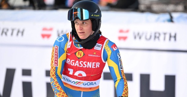 Sara Hector im Zielraum nach einem Skirennen