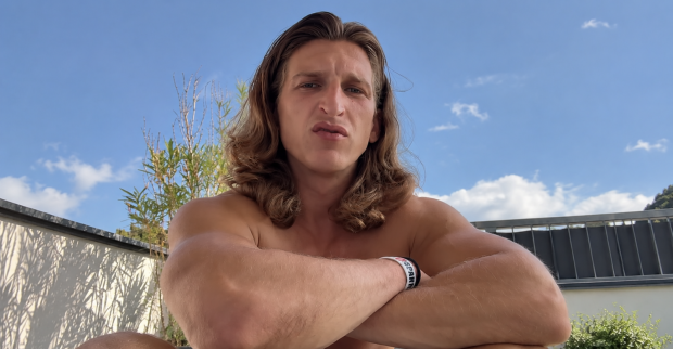 Satans Bratan sitzt im Freien und spricht in die Kamera. Der Reality-TV-Star wurde von einem Hater zum Boxkampf herausgefordert.