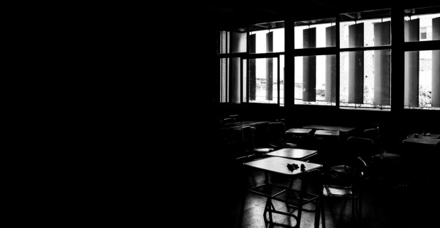 Ein dunkles, leeres Klassenzimmer.