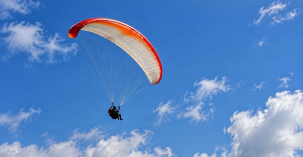 Paragleiter am Himmel über Schwendau im Zillertal