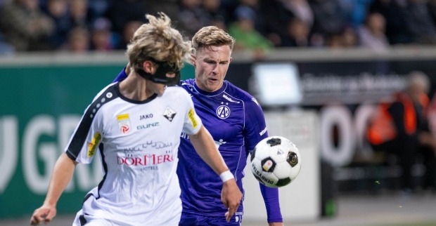 Filip Milojevic (Altach) und Johannes Eggestein (Austria Wien) im Zweikampf