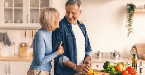 Paar beim gemeinsamen Kochen | Credit: Credit: Prostock-studio/Shutterstock