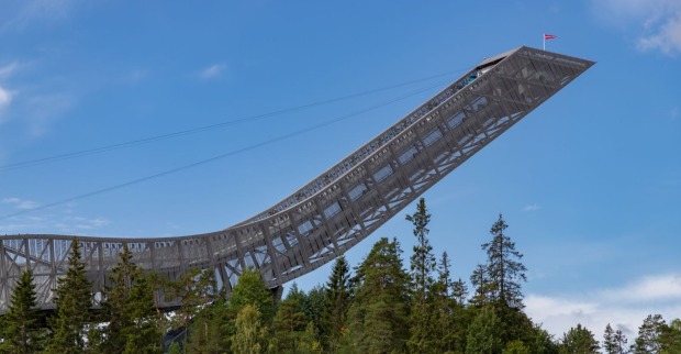 Ein Bild vom Skihügel der Skisprungschanze Holmenkollen in Oslo.