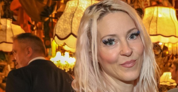 Simone Lugner lächelt bei einer Veranstaltung in die Kamera. Die Witwe von Richard Lugner sorgt mit emotionalen Worten über ihre Forsthaus-Freunde Susi und Norbert für Aufmerksamkeit.