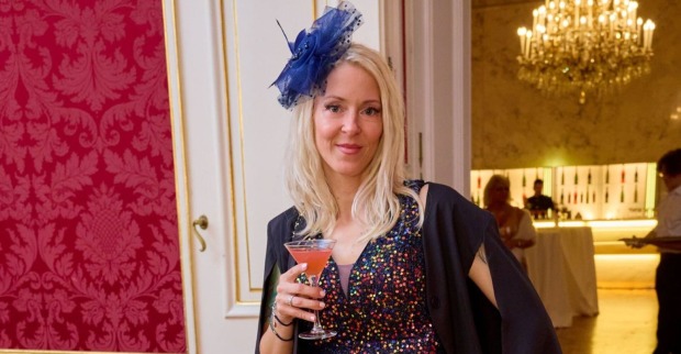 Simone Lugner posiert bei einer Veranstaltung in einem glitzernden Kleid mit blauem Haarschmuck. Die Forsthaus-Rampensau-Kandidatin sorgt mit einem emotionalen Tierschutz-Posting für Aufsehen.