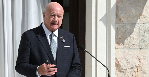 Bundeskanzler Christian Stocker bei einer Rede am Mikrofon vor einem Regierungsgebäude, Symbolbild zur Sozialhilfe neu in Österreich