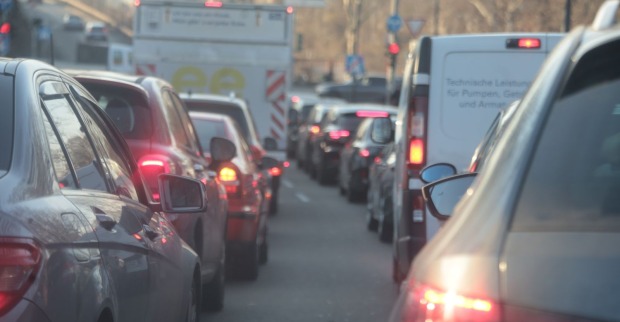 Kilometerlanger Stau nach Massencrash auf der A7 bei Linz mit sieben beteiligten Fahrzeugen.
