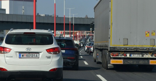 Stauwarnung Österreich: Dichter Verkehr mit Autos und Lkw auf einer mehrspurigen Straße. Zum Nationalfeiertag drohen Staus auf mehreren Autobahnen.