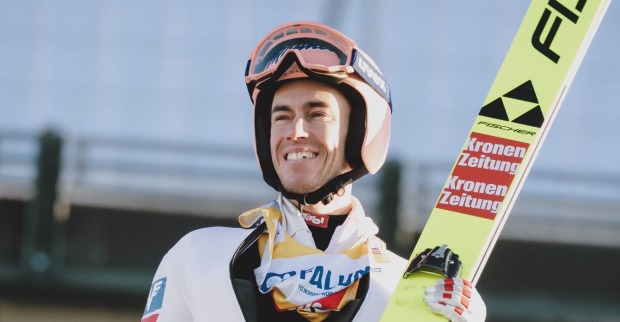 Stefan Kraft mit Skiern von Fischer auf einer Skisprungschanze