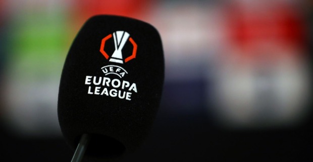 Mikrofon mit dem Logo der UEFA Europa League