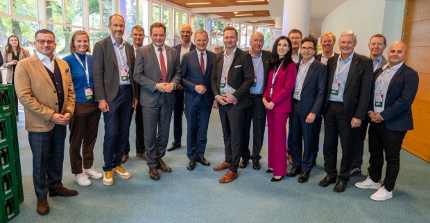 großes Gruppenbild mit 16 Personen im Foyer eines Kongresszentrums
