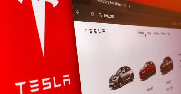 Tesla hat den neuen Roadster auf einem SpaceX-Testgelände in Texas präsentiert.