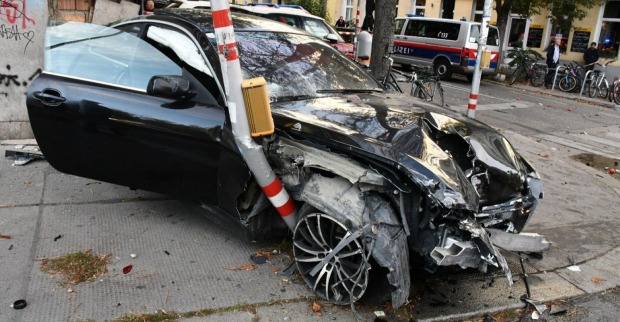 Zertrümmertes Auto am Lerchenfelder Gürtel