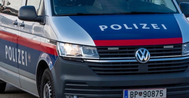Unglück: Erst wurde ein 14-Jähriger von einer Straßenbahn erfasst, kurz darauf ein Achtjähriger von einem Polizeiauto.