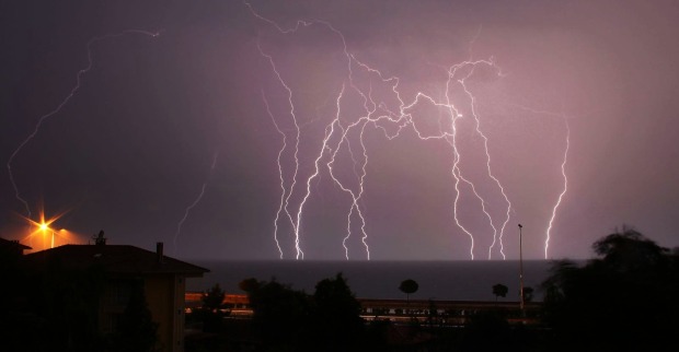 Heftiges Gewitter mit zahlreichen Blitzen über dem Meer. Schwere Unwetter sorgen in Kroatien für Überschwemmungen und Verkehrsbehinderungen.