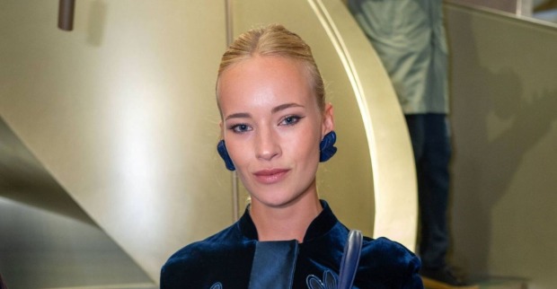 Valerie Huber mit blauen Ohrringen und dunkelblauem Outfit. Die österreichische Schauspielerin warnt auf Instagram vor den Folgen des Klimawandels.