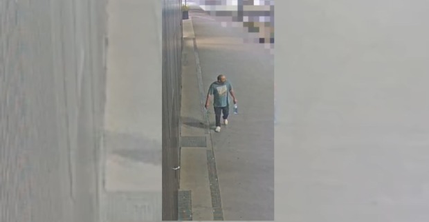 Fahndungsfoto des dringend tatverdächtigen Mannes
