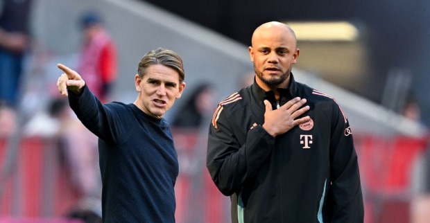 Bayern-Coach Vincent Kompany an der Seitenlinie mit Sportdirektor Christoph Freund