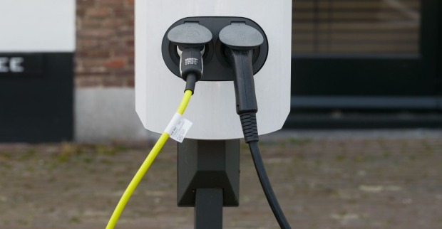 Ladestation für Elektroautos mit zwei Ladekabeln. Volkswagen ruft weltweit rund 72.700 E-Autos wegen fehlerhafter Batteriezellen zurück.