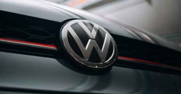 Nahaufnahme des VW-Logos an der Front eines Volkswagen. Der Autokonzern meldet Milliardenverlust und möglichen weiteren Stellenabbau.