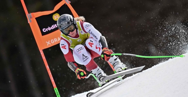 Weltcup-Skifahrerin Cornelia Hütter rast bei einem alpinen Skirennen durch ein Tor. Zwei Frauen-Rennen in Narvik wurden abgesagt.