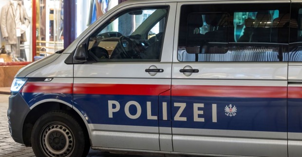 Wagen der Wiener Polizei bei Nacht