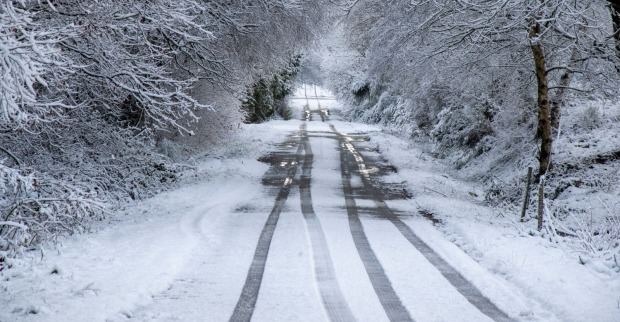 Winterreifen brauchen mindestens vier Millimeter Profil, bei Diagonalreifen fünf Millimeter.