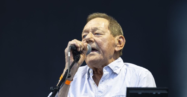 Wolfgang Ambros steht mit einem Mikrofon auf der Bühne. Der Austropop-Star spricht über den Kontaktabbruch zu seinen Kindern.