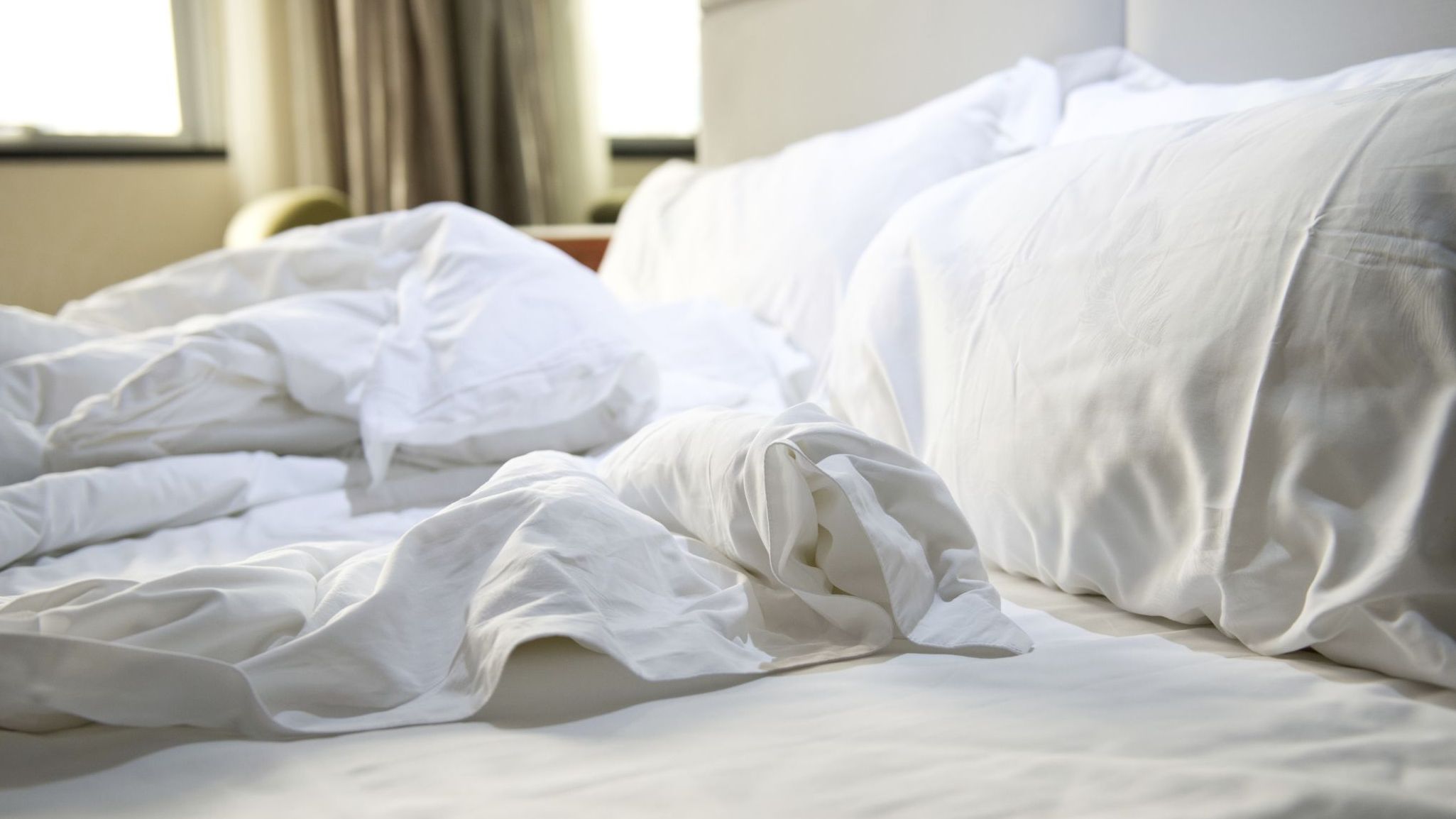 Как убрать постель. Незаправленная кровать. Грязное постельное белье. Смятая постель в гостинице. Помятая постель.