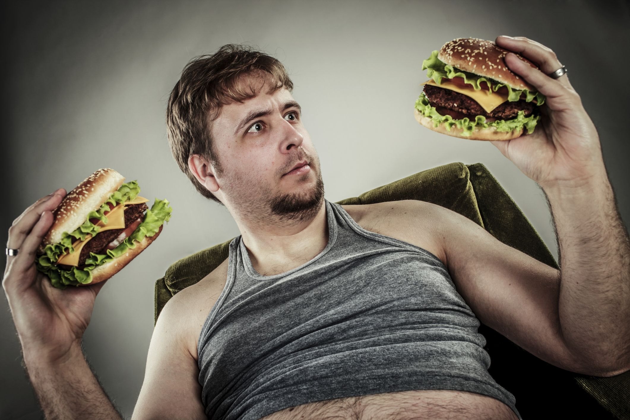 Ешь и толстым становишься. Толстый человек с фастуфдо. Толстый ест гамбургер. Толстый человек с фастфудом.