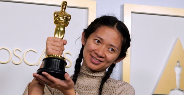 Chloé Zhao mit ihrem Oscar in der Kategorie "Beste Regie" | Credit: CHRIS PIZZELLO / AFP / picturedesk.com
